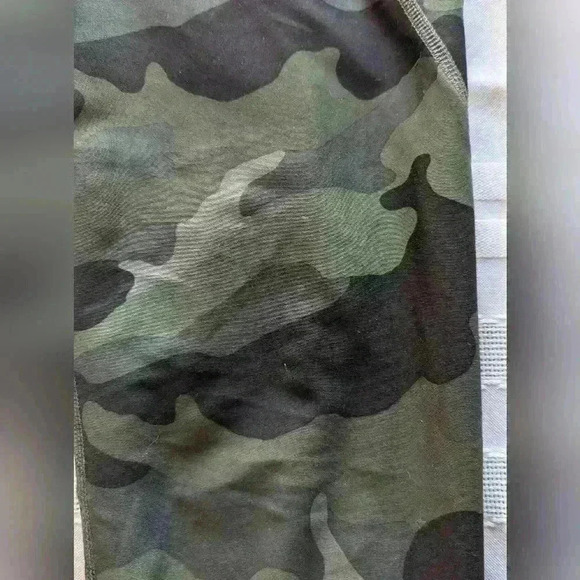 M Petite Go-Dry High-Rise Camouflage Compression Leggings With Pockets - Picture 9 of 10